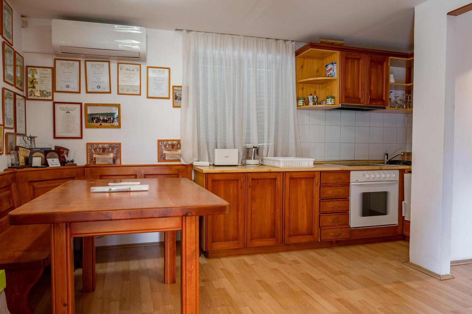 Foerhenc Wine House & Guesthouses I-Ii-Iii นาชคานีจา ภายนอก รูปภาพ